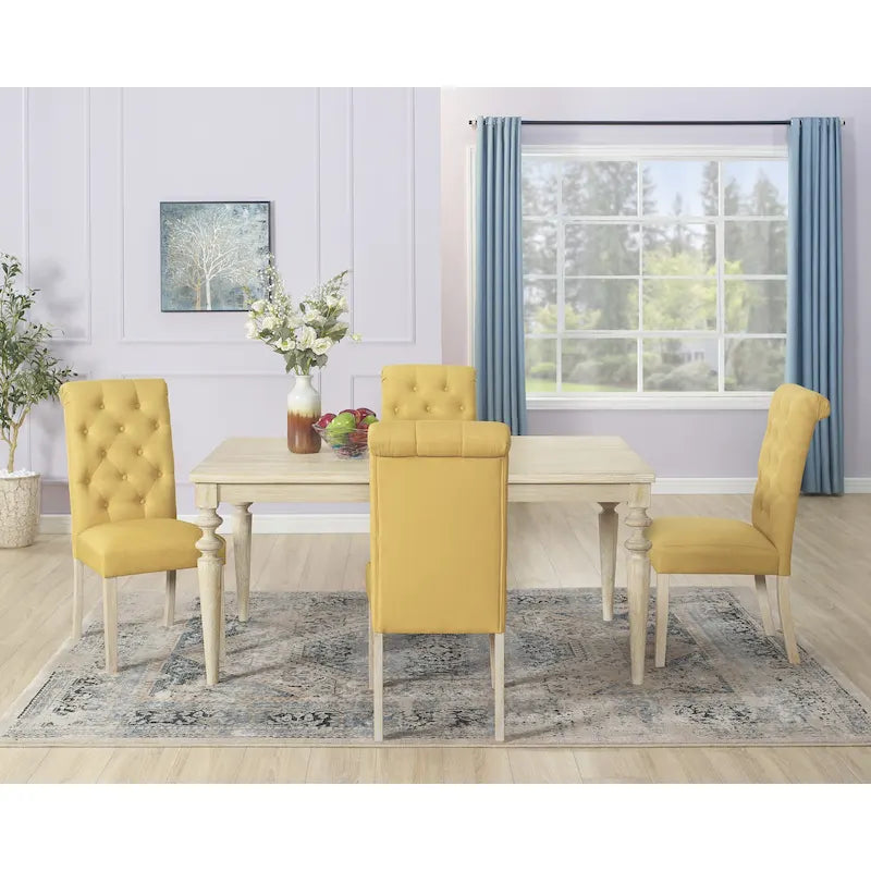 Ensemble table et chaises de salle à manger en bois. Ensemble simple avec chaises capitonnées et pieds tournés pour la cuisine.