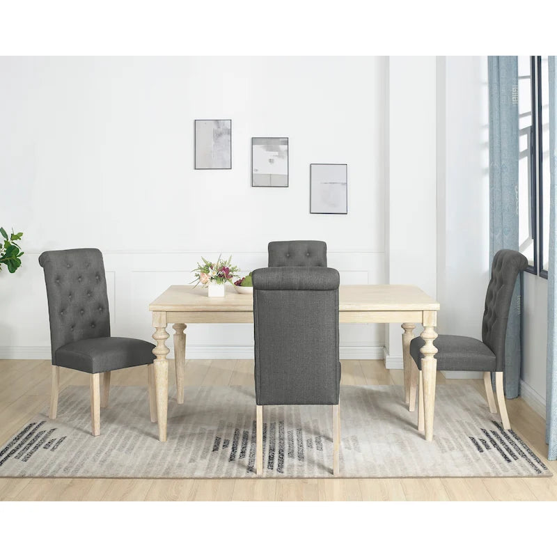Ensemble table et chaises de salle à manger en bois. Ensemble simple avec chaises capitonnées et pieds tournés pour la cuisine.