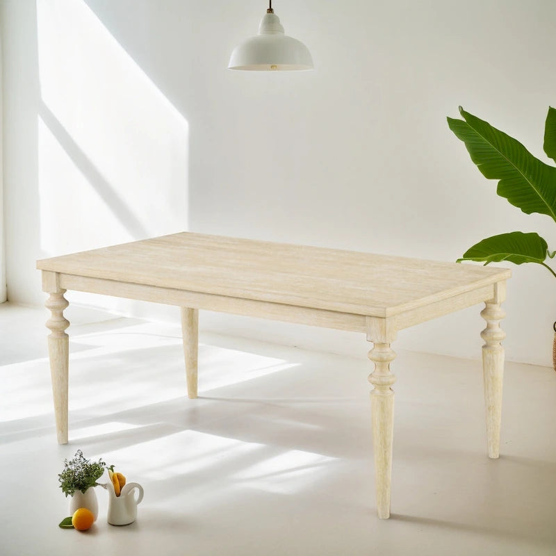 Ensemble table et chaises de salle à manger en bois. Ensemble simple avec chaises capitonnées et pieds tournés pour la cuisine.