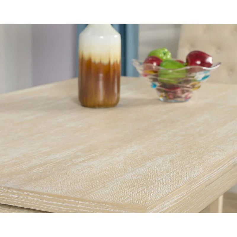 Ensemble table et chaises de salle à manger en bois. Ensemble simple avec chaises capitonnées et pieds tournés pour la cuisine.