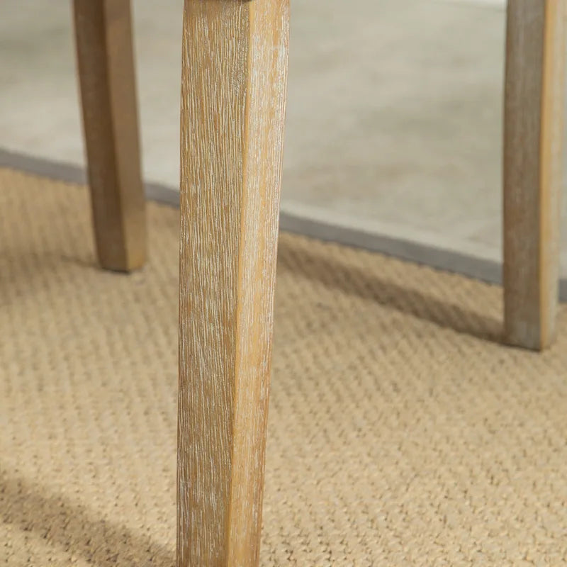 Ensemble table et chaises de salle à manger en bois. Ensemble simple avec chaises capitonnées et pieds tournés pour la cuisine.