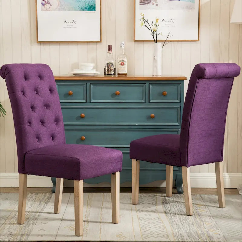 Ensemble table et chaises de salle à manger en bois. Ensemble simple avec chaises capitonnées et pieds tournés pour la cuisine.
