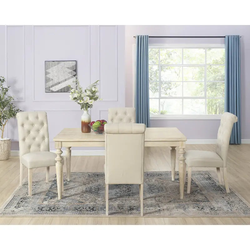 Ensemble table et chaises de salle à manger en bois. Ensemble simple avec chaises capitonnées et pieds tournés pour la cuisine.