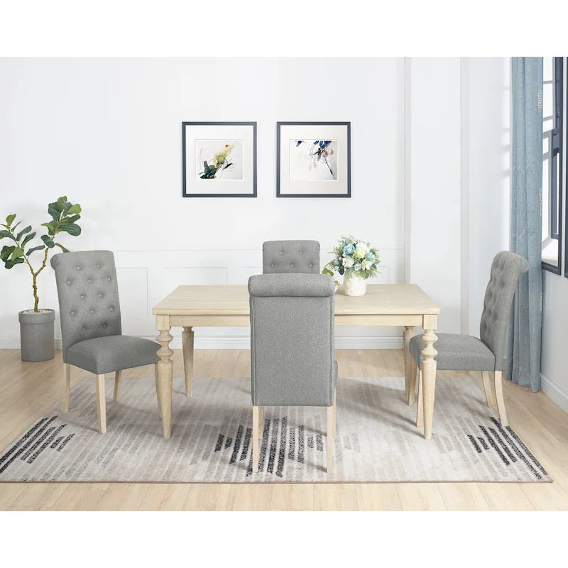 Ensemble table et chaises de salle à manger en bois. Ensemble simple avec chaises capitonnées et pieds tournés pour la cuisine.