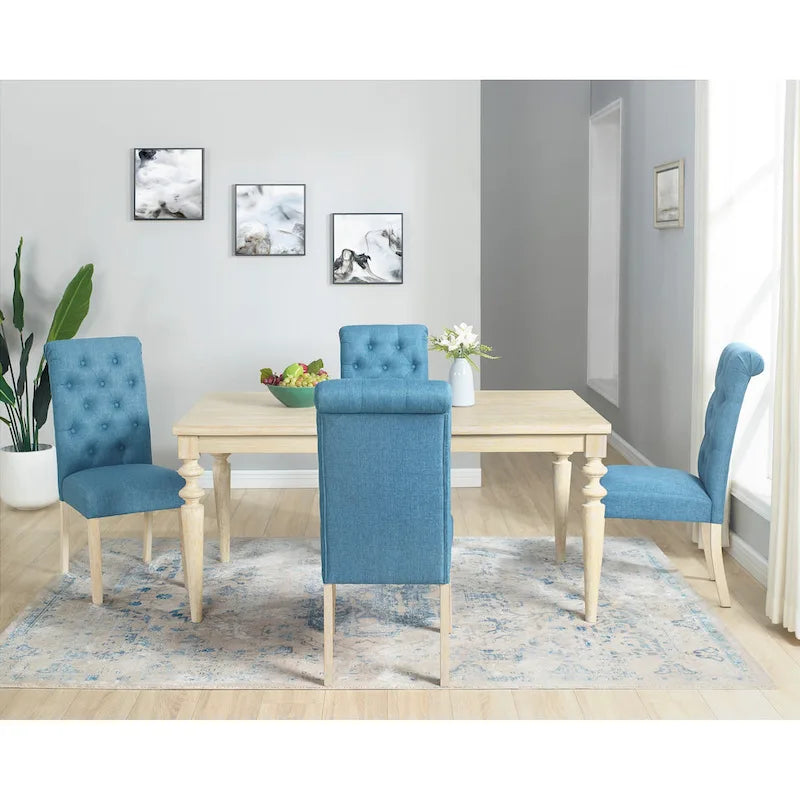 Ensemble table et chaises de salle à manger en bois. Ensemble simple avec chaises capitonnées et pieds tournés pour la cuisine.