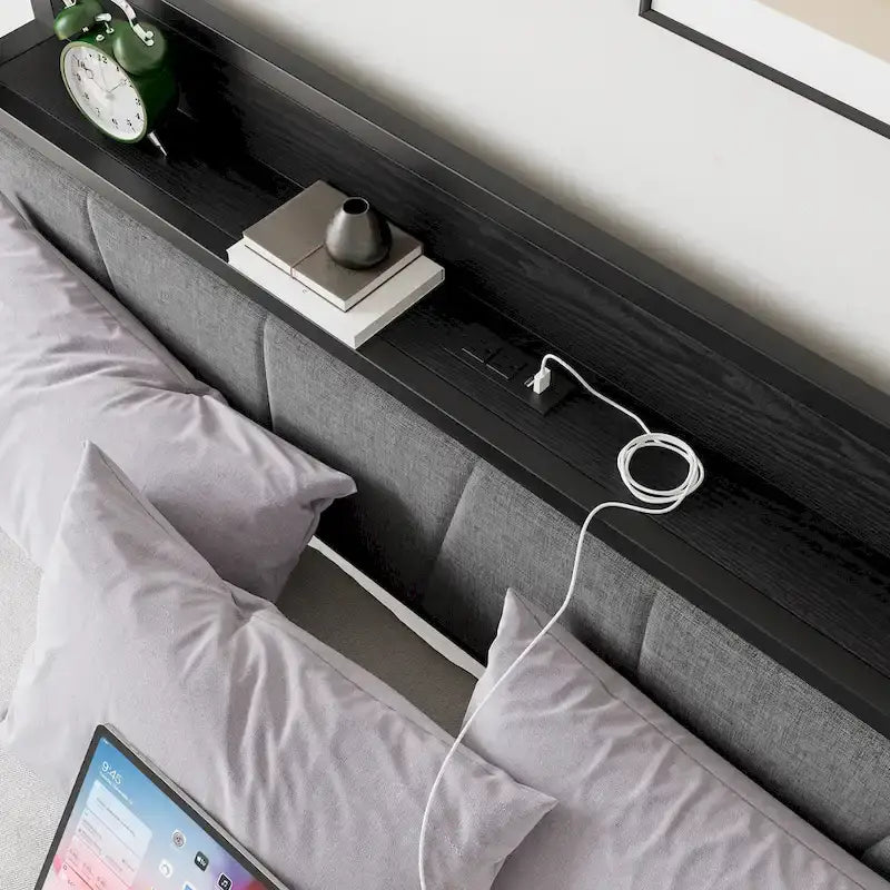 Lit plateforme Queen avec tête de lit de rangement et ports USB