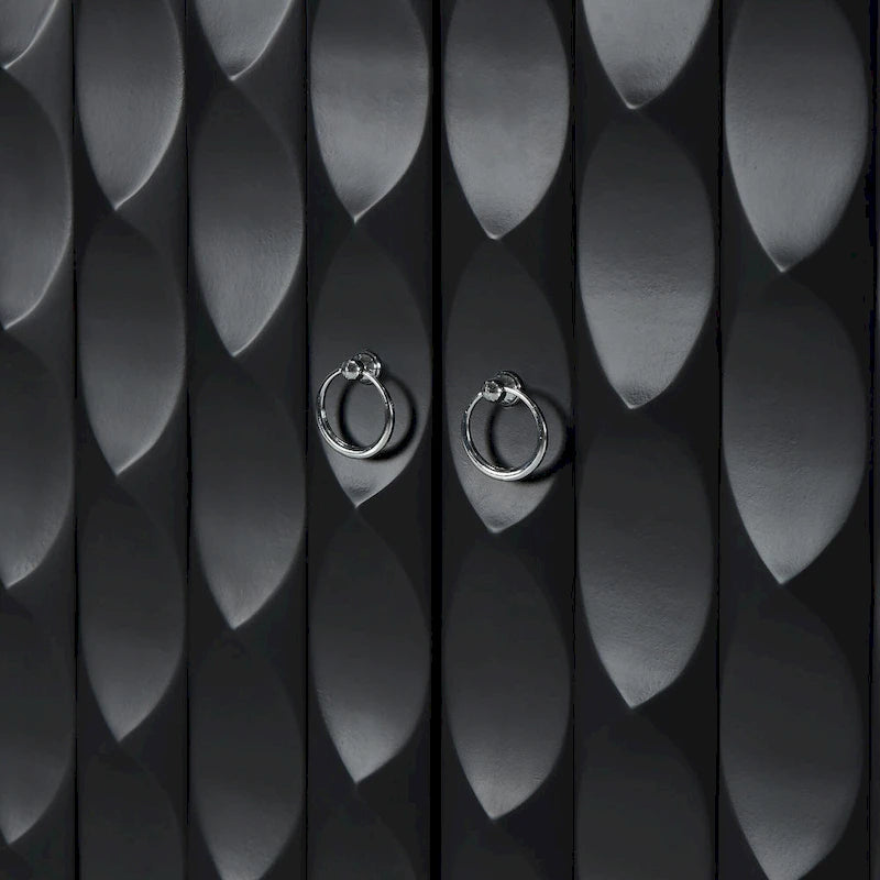 Buffet moderne à 4 portes avec portes à motif convexe et 2 poignées argentées