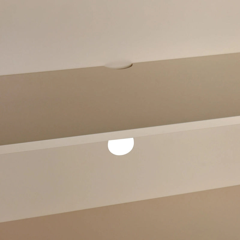 Buffet moderne à 4 portes avec portes à motif convexe et 2 poignées argentées