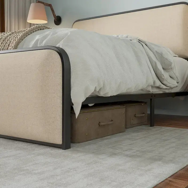 Cadre de lit rembourré beige avec tête et pied de lit incurvés, sommier à lattes métalliques, lit plateforme bas, lit à panneaux à oreilles