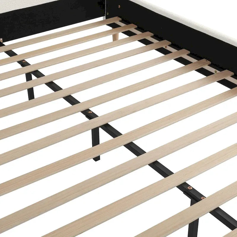 Lit plateforme blanc, cadre rembourré en tissu bouclé, tête de lit aux coins arrondis, lit à oreilles avec sommier à lattes en bois et pieds centraux en métal