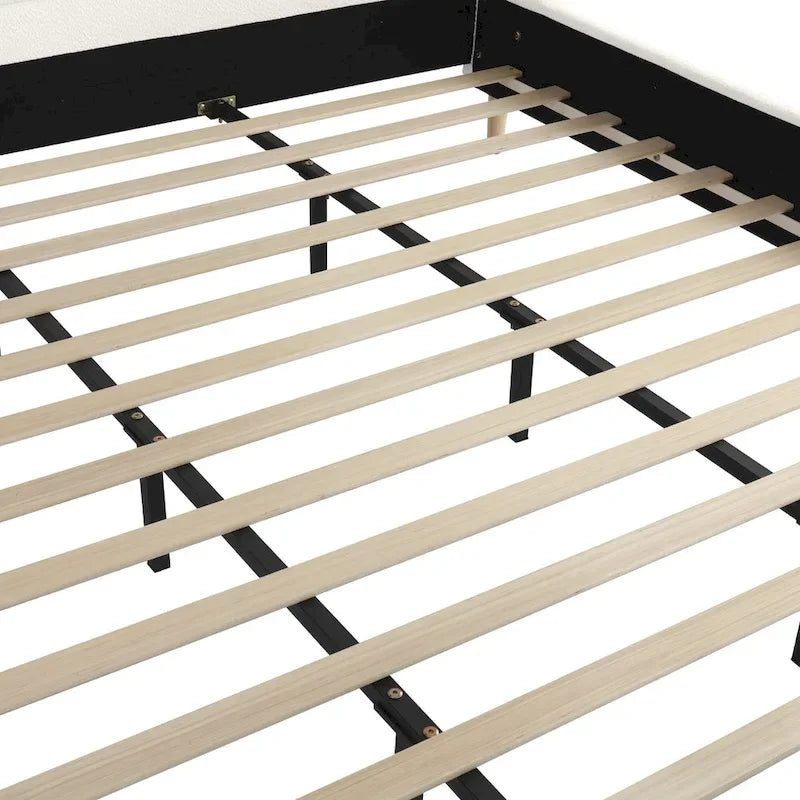 Lit plateforme blanc, cadre rembourré en tissu bouclé, tête de lit aux coins arrondis, lit à oreilles avec sommier à lattes en bois et pieds centraux en métal