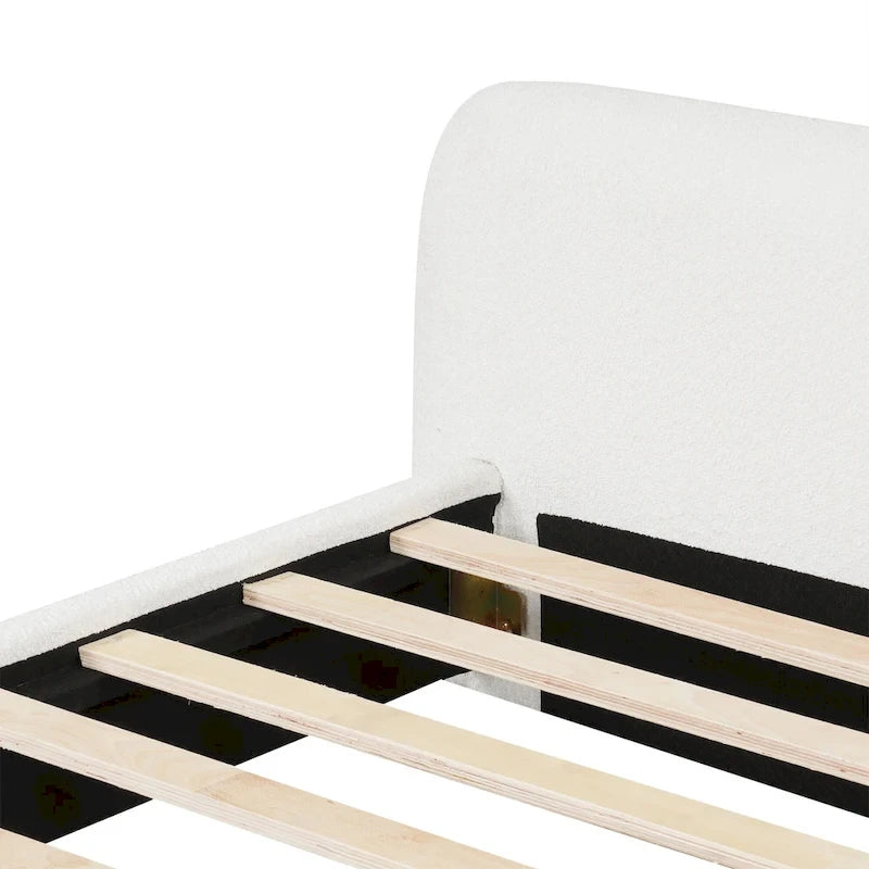 Lit plateforme en boucle blanche capitonnée, cadre de lit bas avec sommier à lattes en bois et pieds centraux en bois.