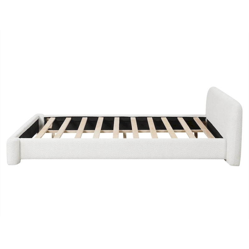 Lit plateforme en boucle blanche capitonnée, cadre de lit bas avec sommier à lattes en bois et pieds centraux en bois.