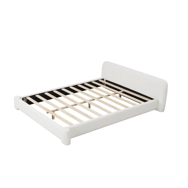 Lit plateforme en boucle blanche capitonnée, cadre de lit bas avec sommier à lattes en bois et pieds centraux en bois.
