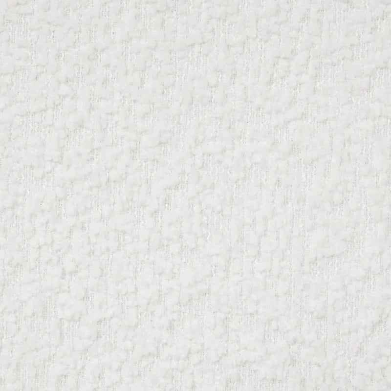 Lit plateforme en boucle blanche capitonnée, cadre de lit bas avec sommier à lattes en bois et pieds centraux en bois.