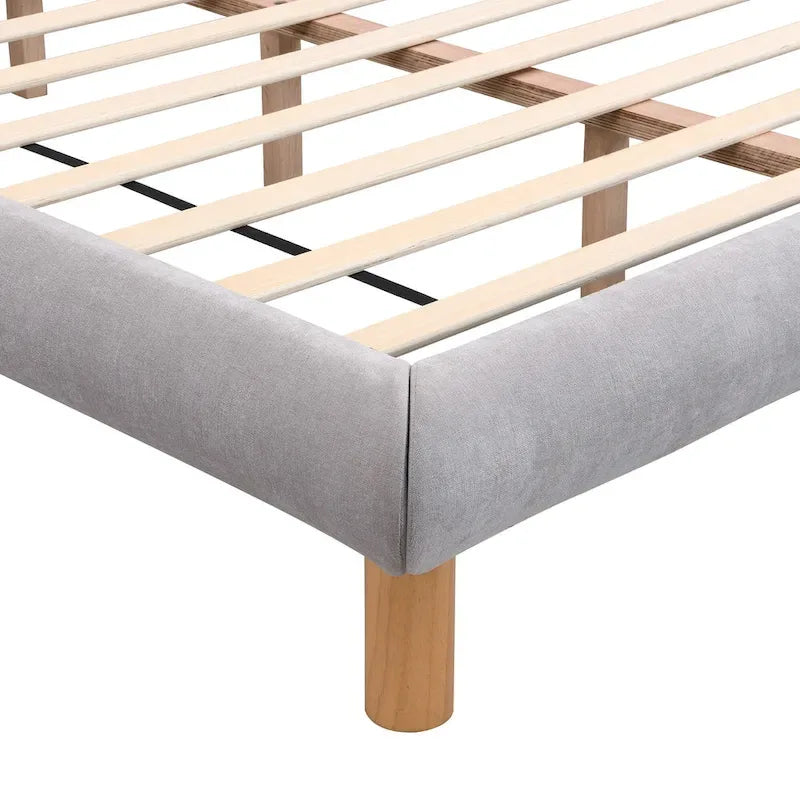 Lit plateforme gris avec tête de lit en forme de biscuit, lit à oreilles rembourré, lit bas avec pieds ronds en bois