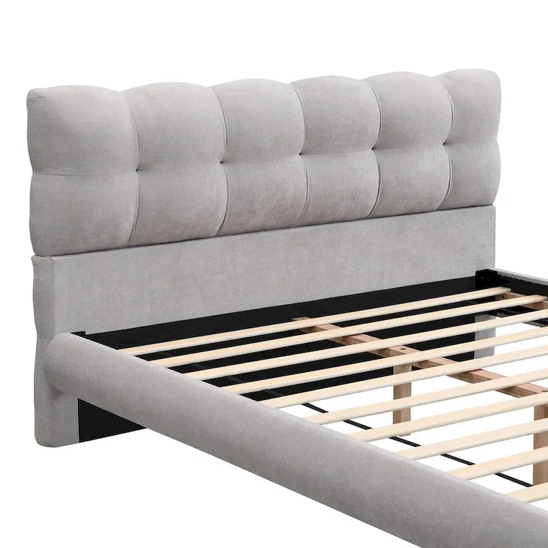 Lit plateforme gris avec tête de lit en forme de biscuit, lit à oreilles rembourré, lit bas avec pieds ronds en bois