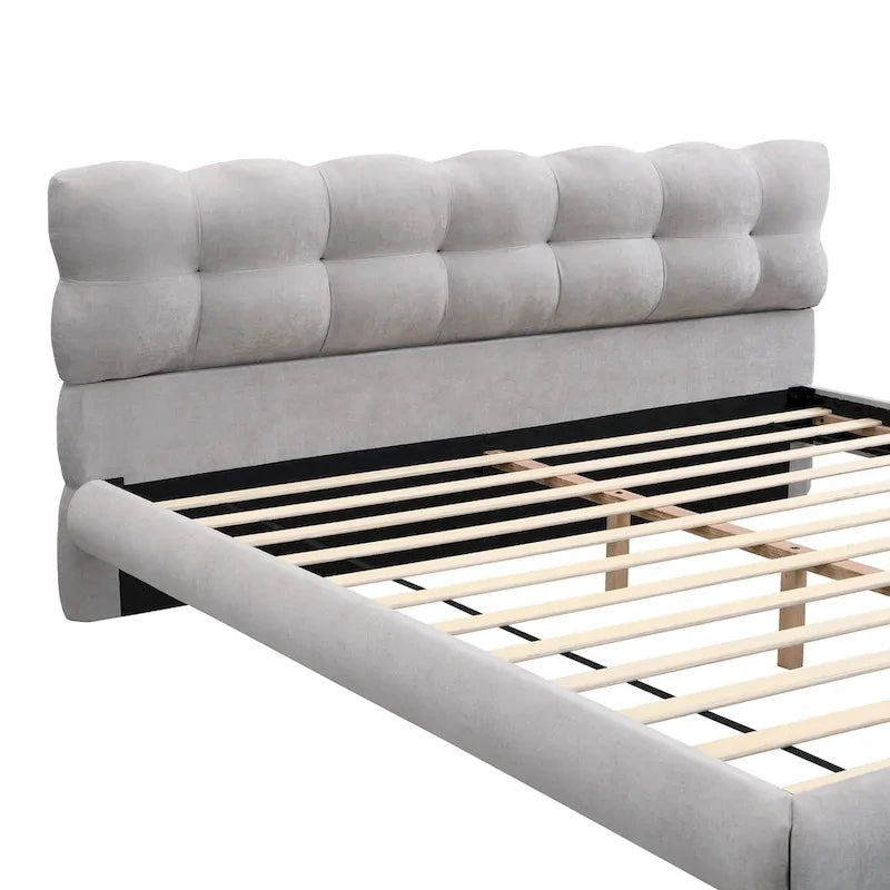 Lit plateforme gris avec tête de lit en forme de biscuit, lit à oreilles rembourré, lit bas avec pieds ronds en bois