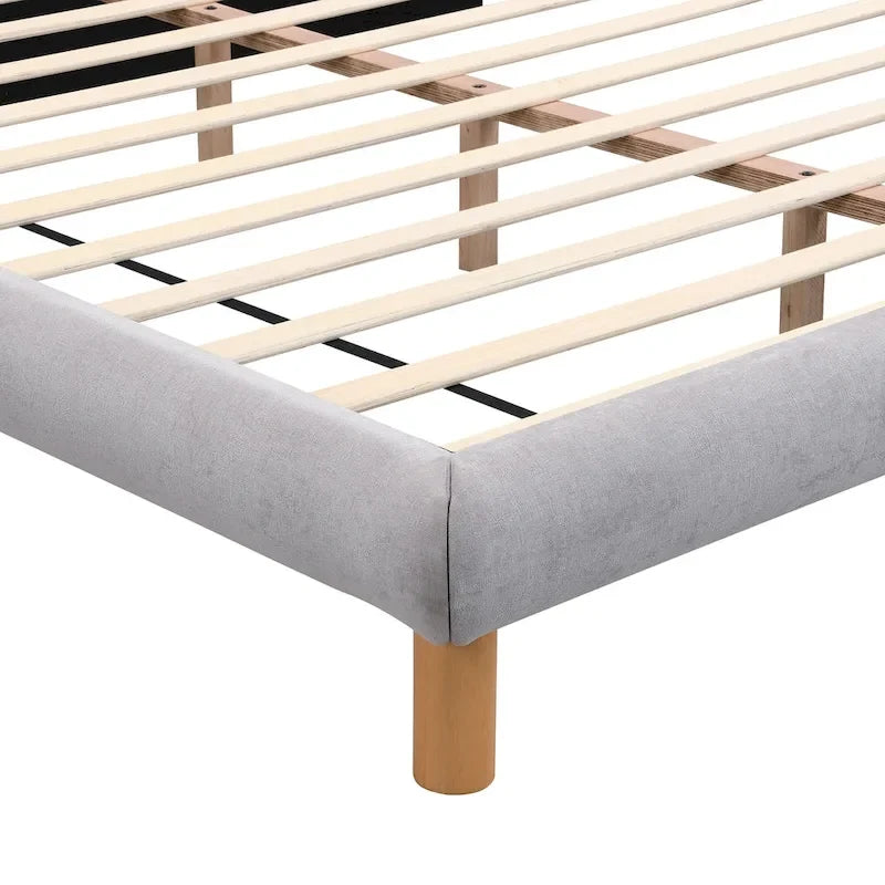 Lit plateforme gris avec tête de lit en forme de biscuit, lit à oreilles rembourré, lit bas avec pieds ronds en bois