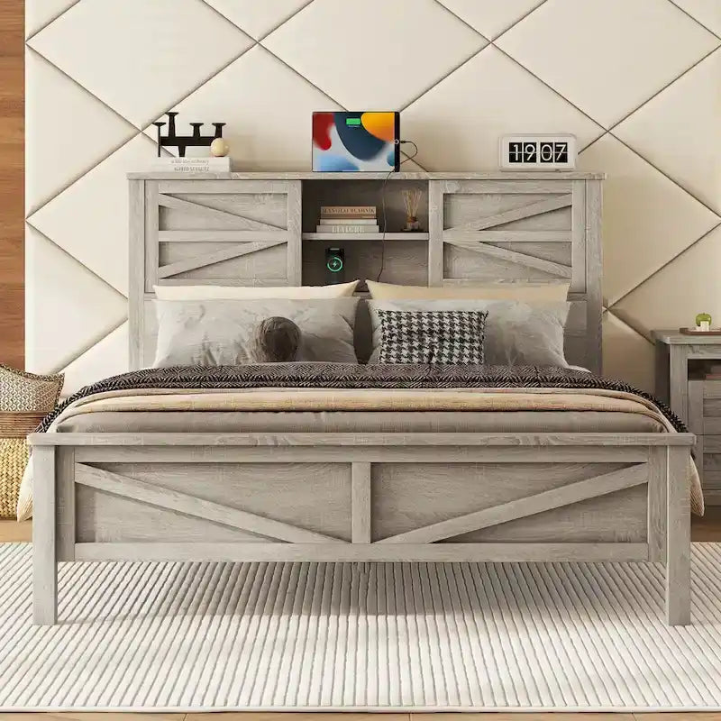 Lit plateforme de style campagnard avec double porte coulissante de style grange et station de recharge
