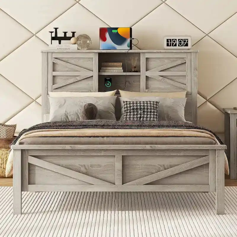 Lit plateforme de style campagnard avec double porte coulissante de style grange et station de recharge