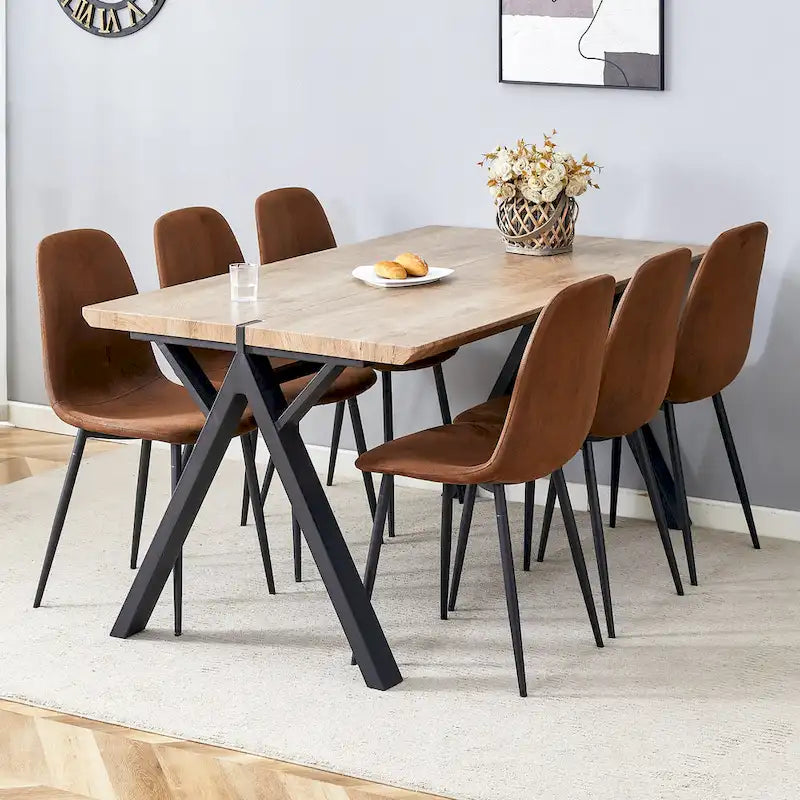 Ensemble de salle à manger moderne avec table rectangulaire noire en forme de A et chaises à dossier rond