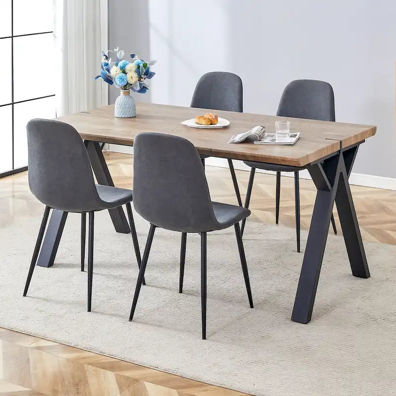 Ensemble de salle à manger moderne avec table rectangulaire noire en forme de A et chaises à dossier rond