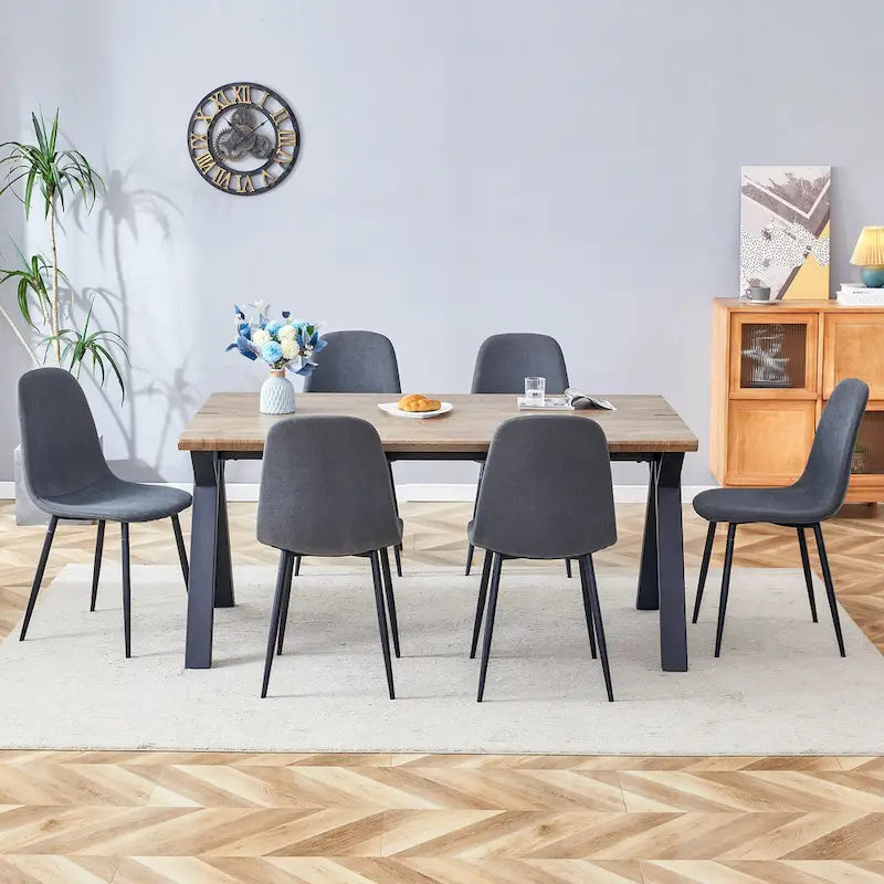Ensemble de salle à manger moderne avec table rectangulaire noire en forme de A et chaises à dossier rond