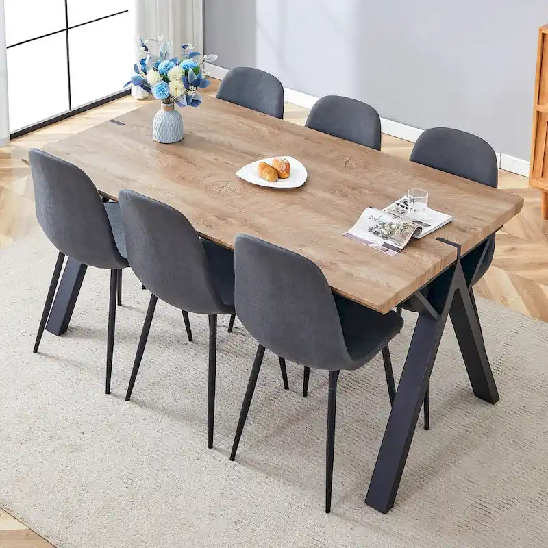 Ensemble de salle à manger moderne avec table rectangulaire noire en forme de A et chaises à dossier rond