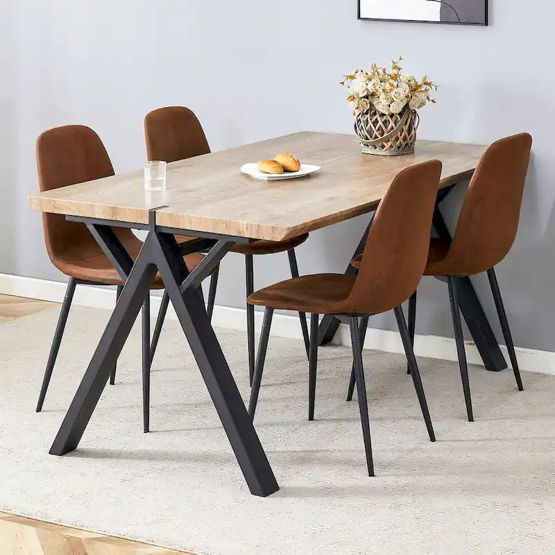 Ensemble de salle à manger moderne avec table rectangulaire noire en forme de A et chaises à dossier rond