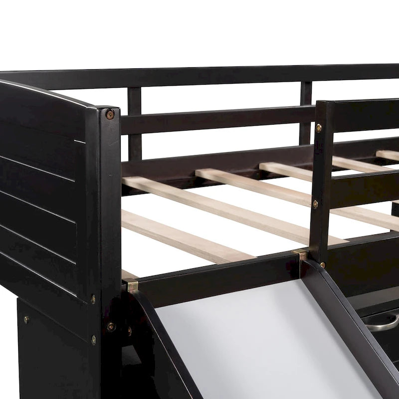 Lit mezzanine bas en pin pour deux personnes avec placards, étagères et toboggan