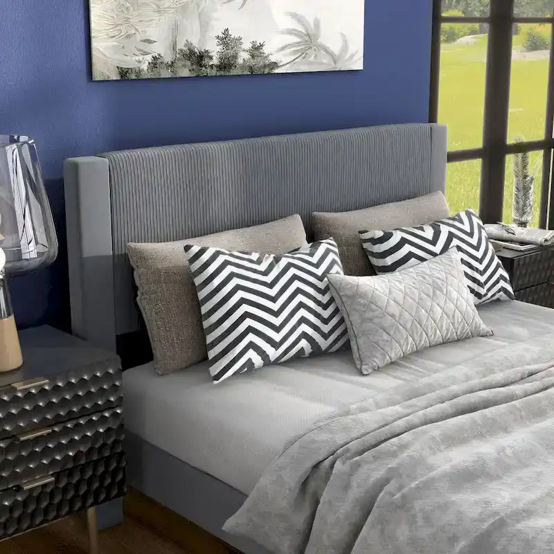 Lit plateforme moderne Alyssa de Furniture of America, recouvert de velours, avec tête de lit capitonnée et sommier à lattes en bois