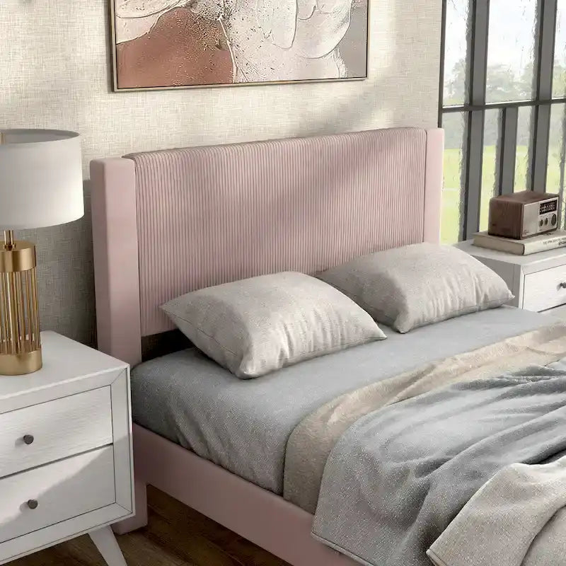 Lit plateforme moderne Alyssa de Furniture of America, recouvert de velours, avec tête de lit capitonnée et sommier à lattes en bois