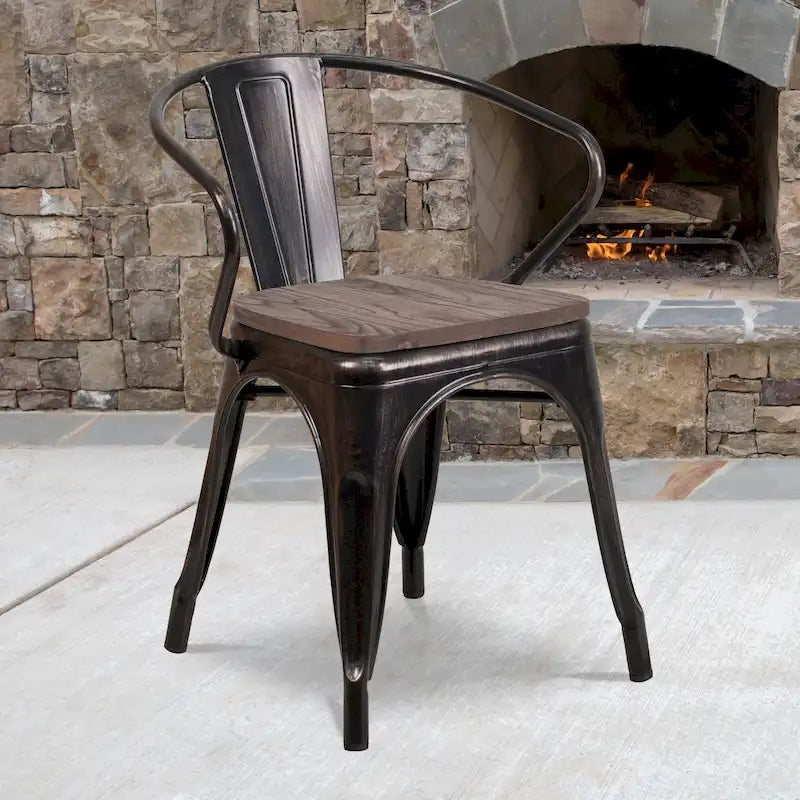 Chaise en métal avec assise et accoudoirs en bois
