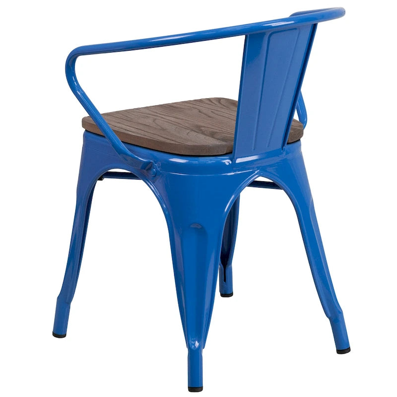 Chaise en métal avec assise et accoudoirs en bois
