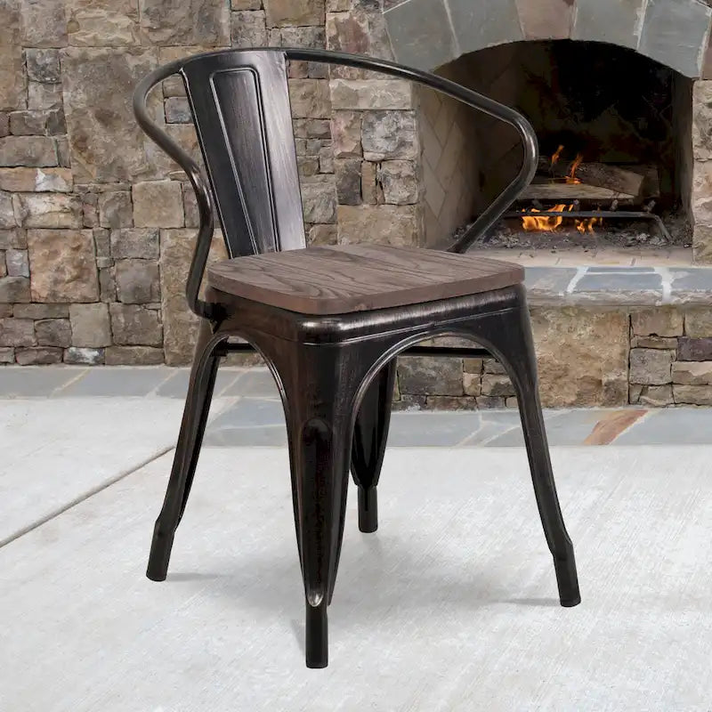 Chaise en métal avec assise et accoudoirs en bois