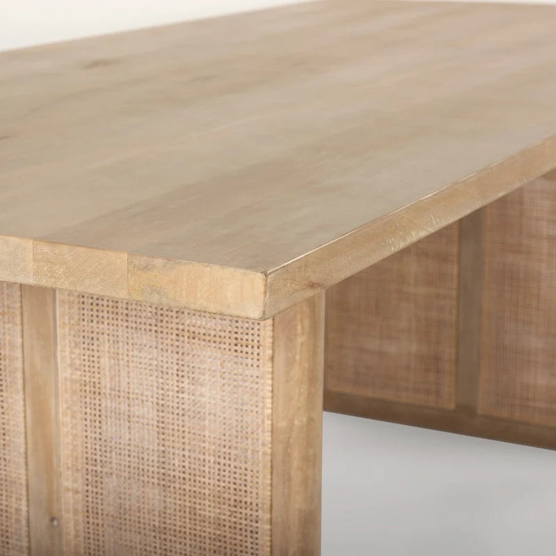 Table de salle à manger rectangulaire Grier en bois massif brun clair avec piètement orné de rotin
