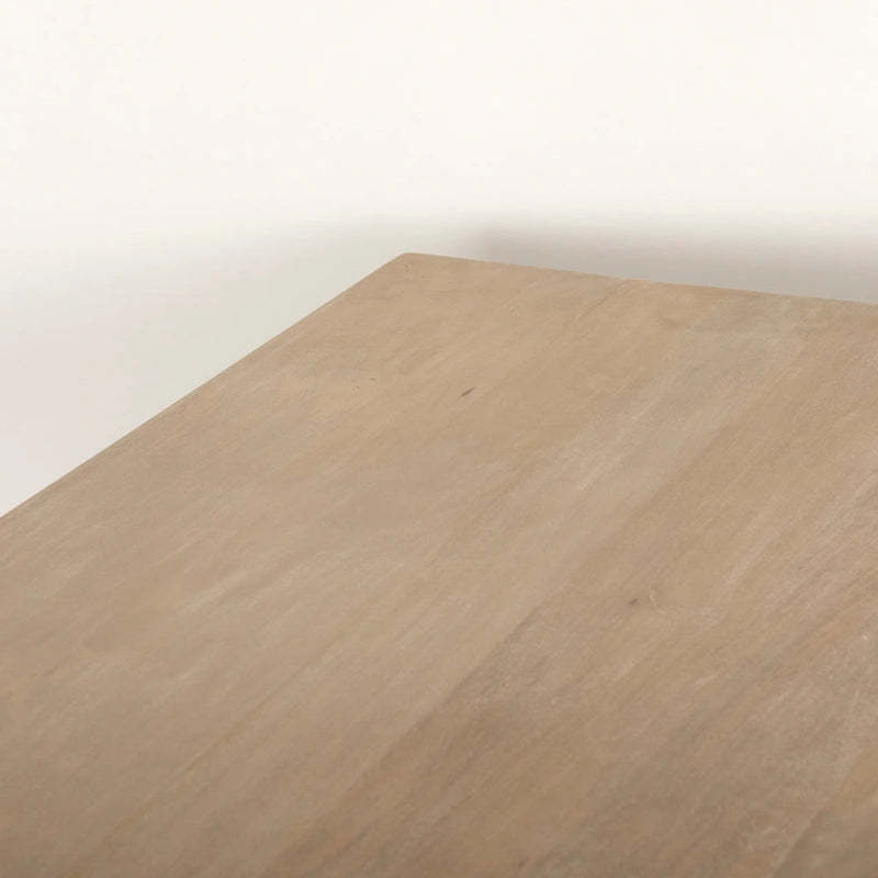 Table de salle à manger rectangulaire Grier en bois massif brun clair avec piètement orné de rotin