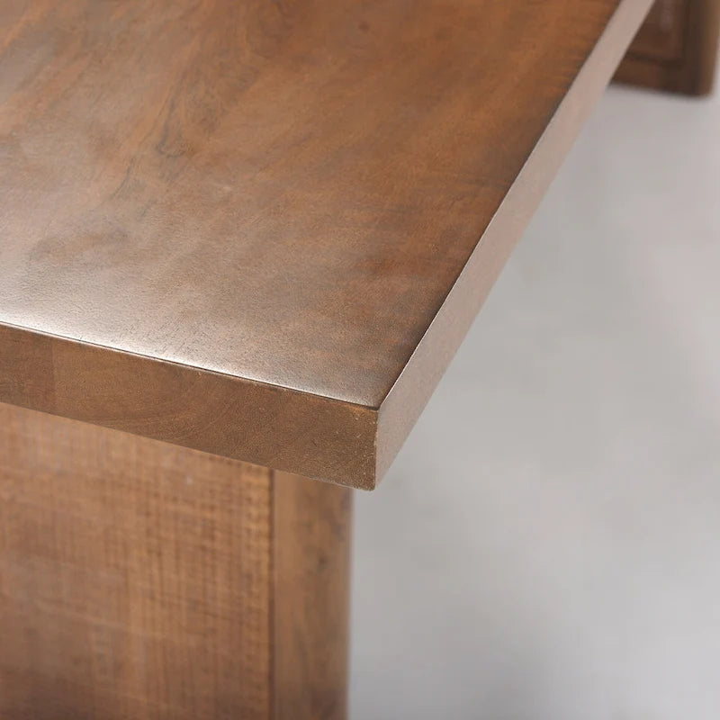 Table de salle à manger rectangulaire Grier en bois massif brun clair avec piètement orné de rotin