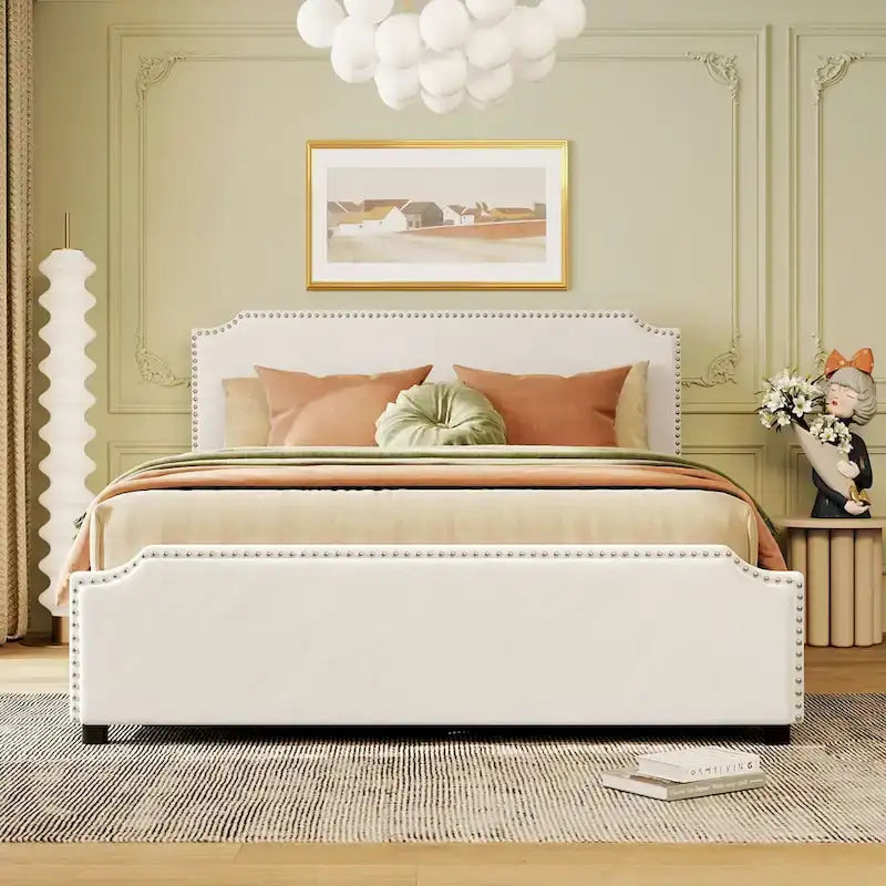Lit plateforme capitonné avec tête et pied de lit à clous décoratifs et 4 tiroirs. Sommier non nécessaire. Revêtement en velours.