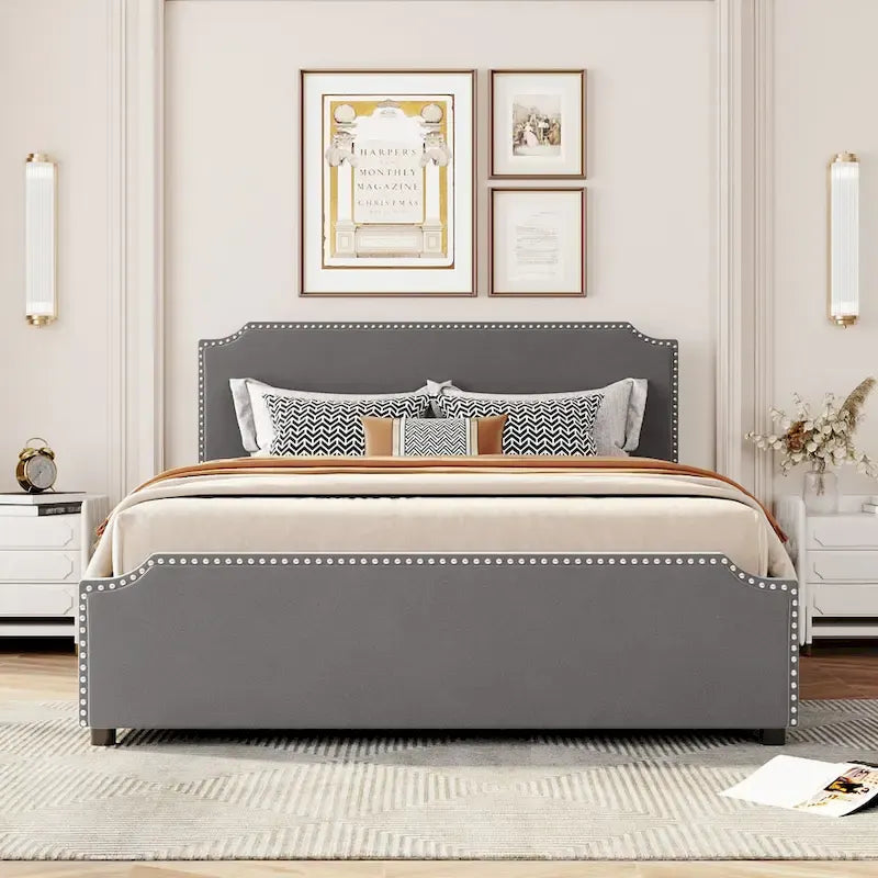 Lit plateforme capitonné avec tête et pied de lit à clous décoratifs et 4 tiroirs. Sommier non nécessaire. Revêtement en velours.