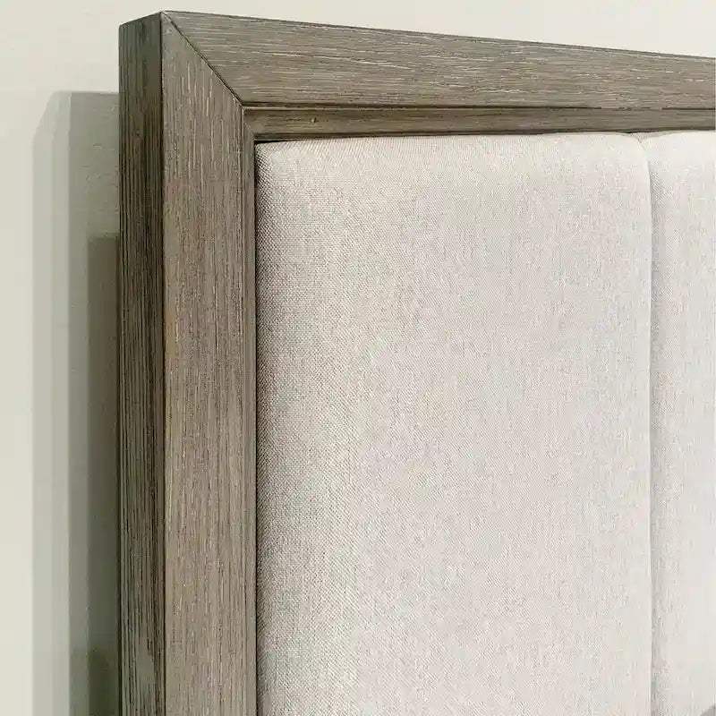 Ensemble de chambre à coucher Roundhill Furniture Ennesley en bois gris avec lit à panneaux rembourrés, commode, miroir et table de chevet