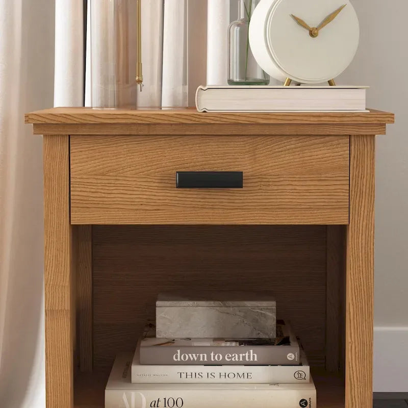 Lit King en bois brun Oak Park, deux tables de chevet et commode