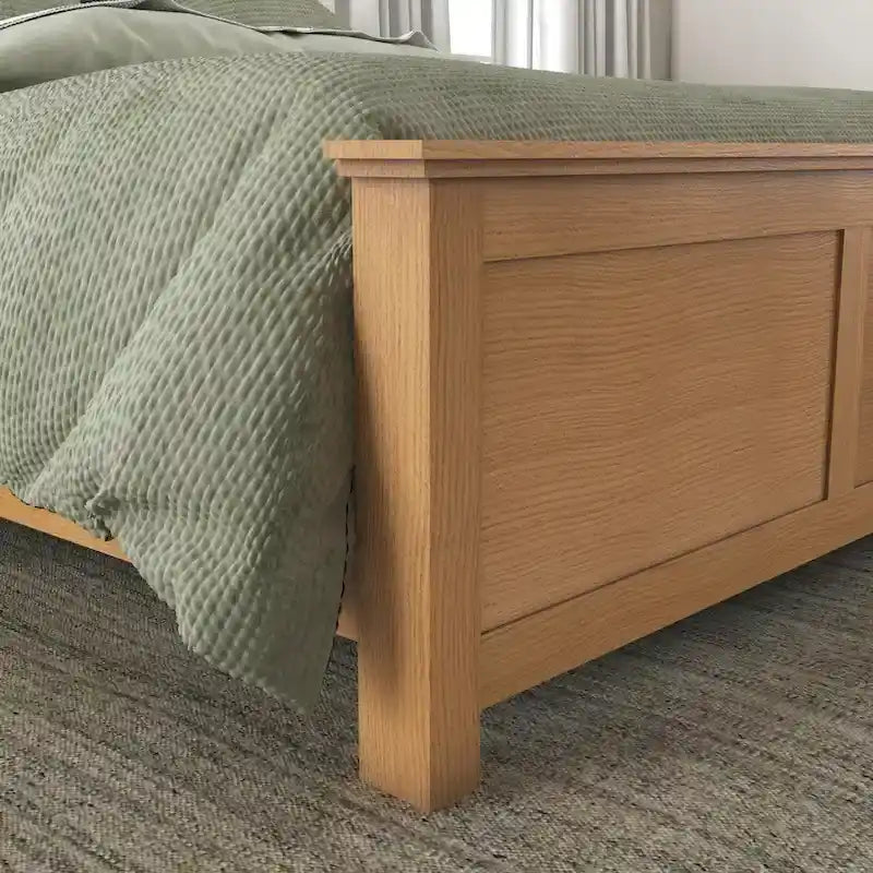 Lit King en bois brun Oak Park, deux tables de chevet et commode