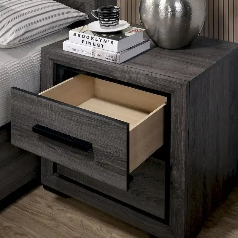 Ensemble de chambre à coucher contemporain Rothwell en bois gris, composé de 3 panneaux et d'étagères, par Furniture of America