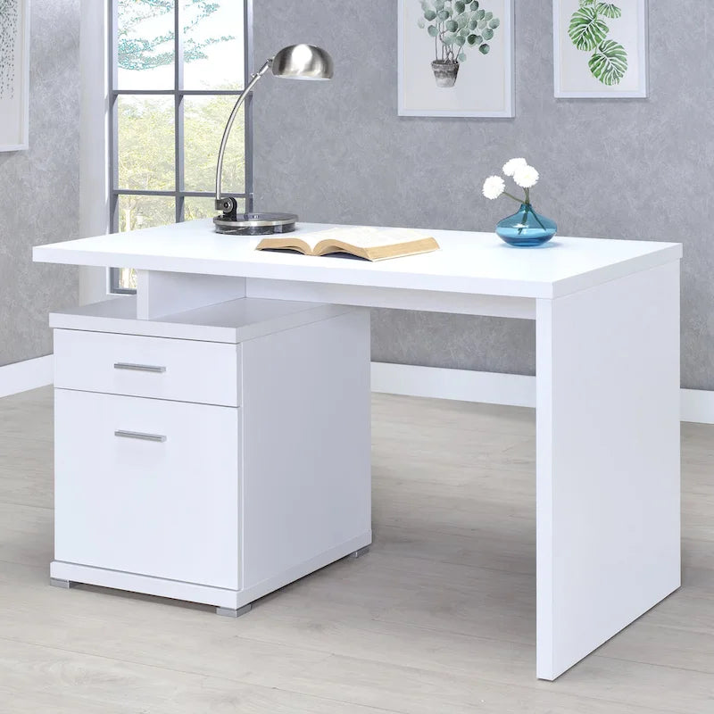 Bureau blanc moderne avec tiroirs de classement, idéal pour un espace de travail à domicile.