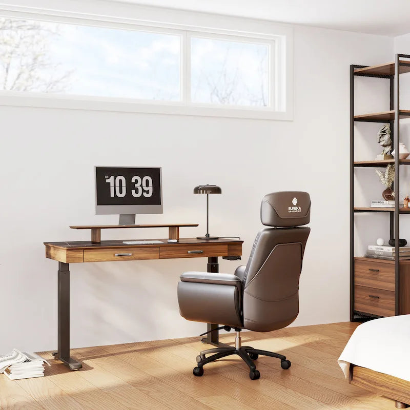 Bureau assis-debout ergonomique Eureka 55 couleur ardoise, avec 2 tiroirs et support pour écran.