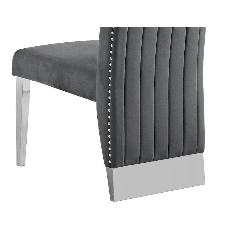 Chaise de salle à manger de qualité supérieure comprenant un dossier plissé, des clous décoratifs et des pieds chromés (lot de 2)