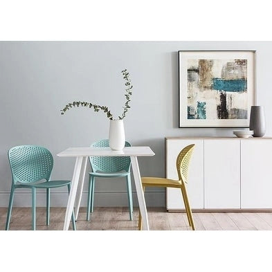 Chaise de jardin moderne en plastique empilable, sans accoudoirs, avec dossier à pois, idéale pour l'intérieur ou l'extérieur. Protection UV. Convient pour le jardin, la terrasse ou les repas en intérieur ou en extérieur.