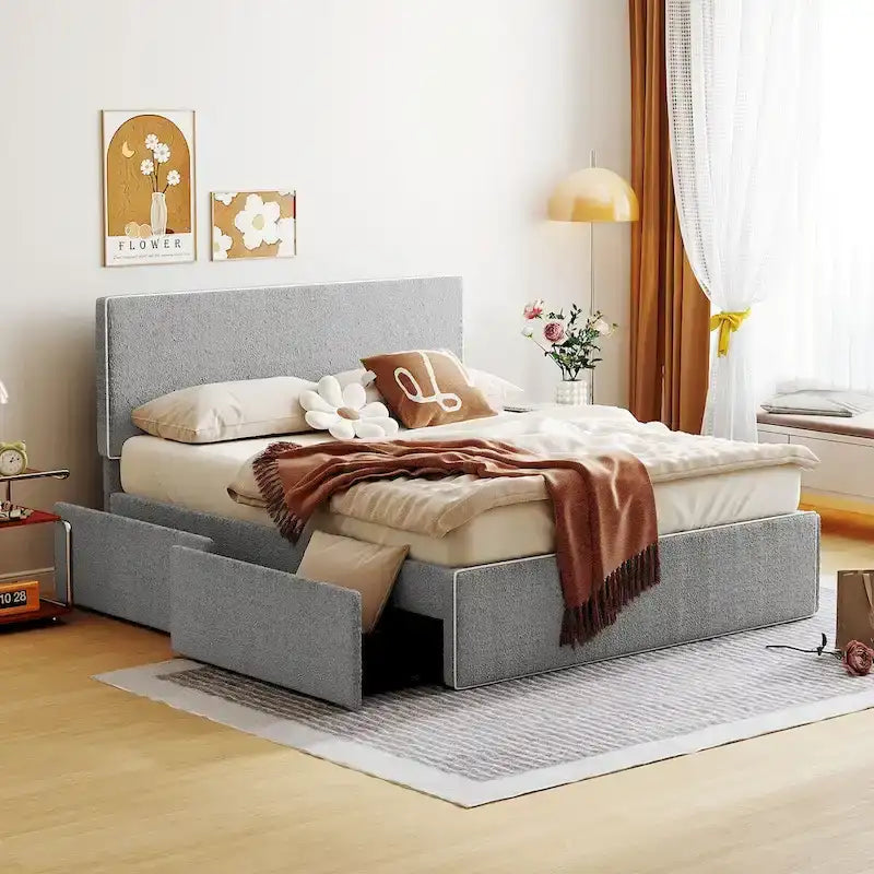 Lit plateforme double entièrement recouvert de polaire, avec 4 tiroirs et bordure dorée sur la tête et le pied de lit.